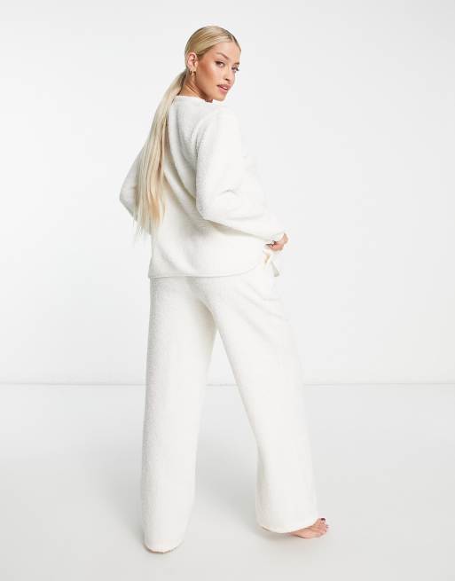 ASOS DESIGN Maternity – Kuscheliges Lounge-Set in Cremeweiß aus Teddyfell mit Sweatshirt und Hose, 3 von 4