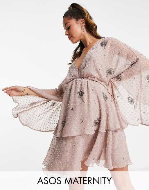ASOS DESIGN Maternity - Lagdelt dobby-minikjole med blomsterudsmykning i støvet rosa