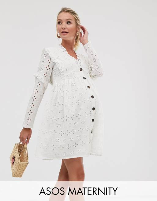ASOS DESIGN Maternity - Lagdelt hvid smock-minikjole med knapper og broderi
