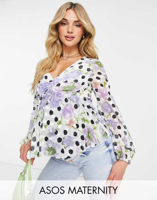 ASOS DESIGN Maternity – Langärmlige Bluse mit gepunktetem Blumenmuster, geraffter Vorderseite und plissiertem Schößchensaum