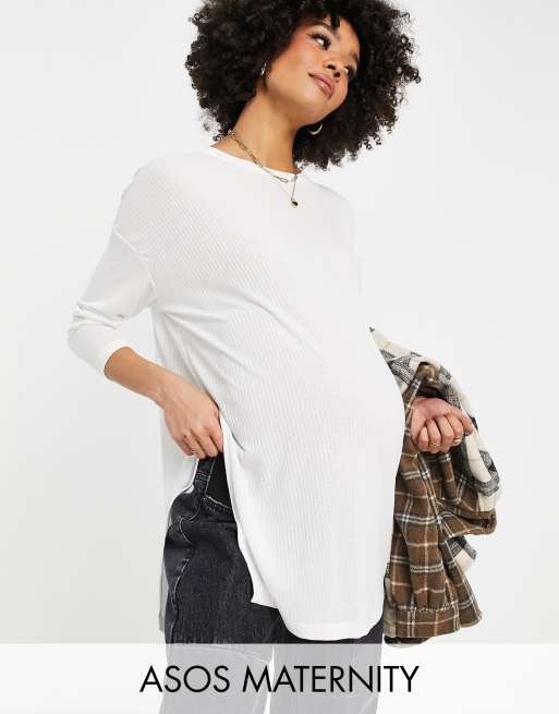 ASOS DESIGN Maternity – Langärmliges, geripptes Oberteil mit Seitenschlitzen in Weiß