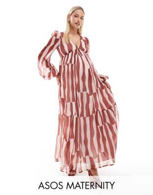 ASOS DESIGN Maternity - Langärmliges, gestuftes Maxikleid in Rostrot mit abstraktem Print und V-Ausschnitt-Bunt