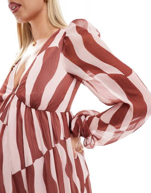 ASOS DESIGN Maternity – Langärmliges, gestuftes Maxikleid in Rostrot mit abstraktem Print und V-Ausschnitt, 2 von 4