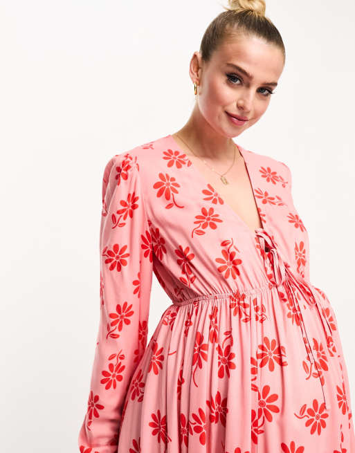 ASOS DESIGN Maternity Langarmliges Midikleid aus rosa Viskose mit V Ausschnitt geschnurter Vorderseite und rotem Blumenmuster ASOS