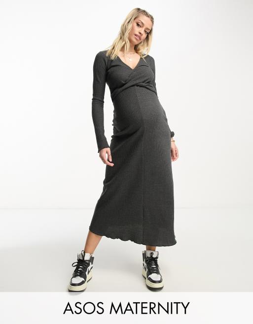 ASOS Design Maternity Langarmliges Midikleid mit Waffelmuster und uberkreuzter Vorderseite in Dunkelgrau ASOS