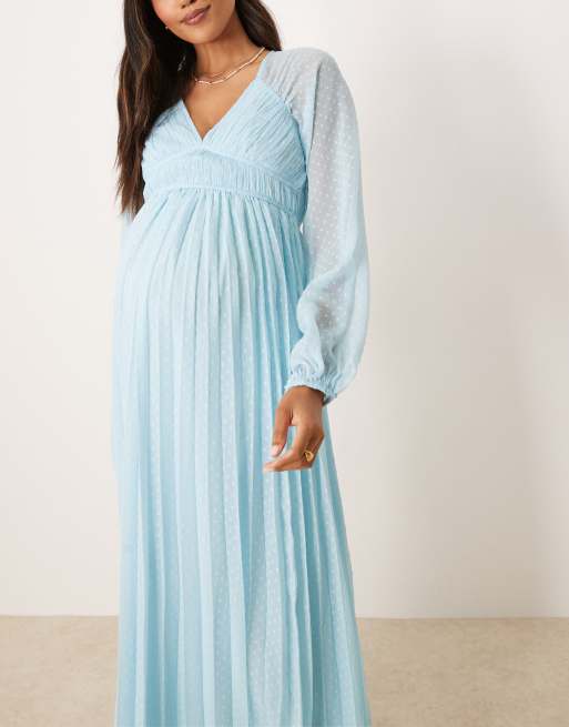 ASOS DESIGN Maternity – Langärmliges, plissiertes Midaxikleid in Pastellblau mit tiefem Ausschnitt, Umstandsmode, 3 von 4