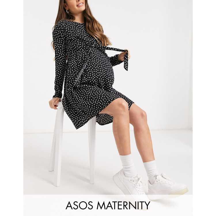 ASOS DESIGN Maternity Langarmliges schwarz weiB gepunktetes Still Minikleid mit Wickeldesign ASOS