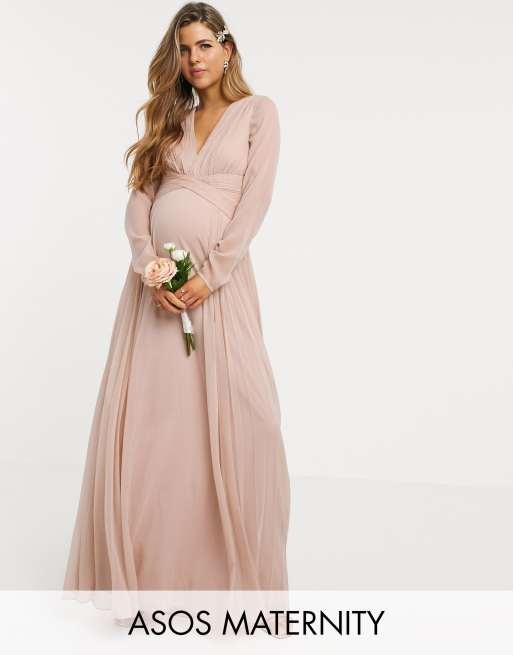ASOS DESIGN Maternity - Lange bruidsmeisjesjurk met lange mouwen, aangerimpelde taille en geplooide rok in beigeroze
