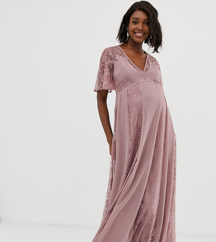 ASOS DESIGN MATERNITY - Lange jurk met fladdermouwen en kanten inzetstukken-Roze