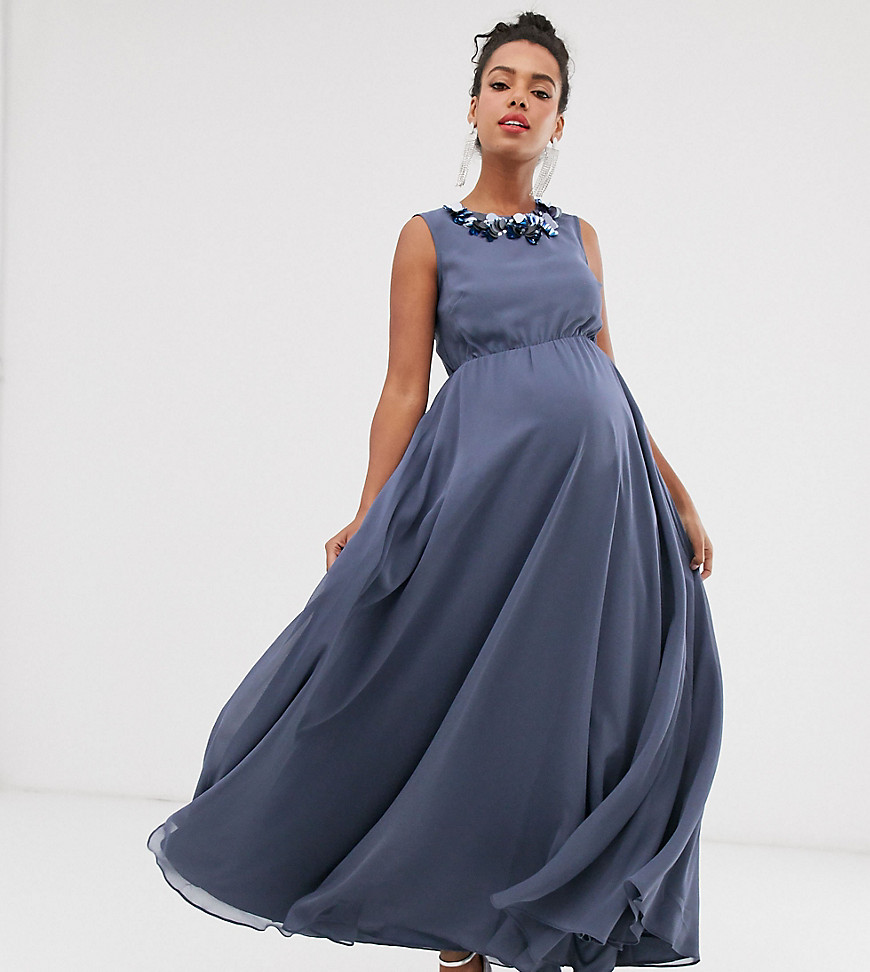 ASOS DESIGN Maternity - Lange jurk met halslijn versierd met 3D bloemen-Blauw