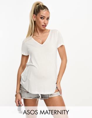 ASOS DESIGN Maternity - Legeres T-Shirt mit V-Ausschnitt in Weiß