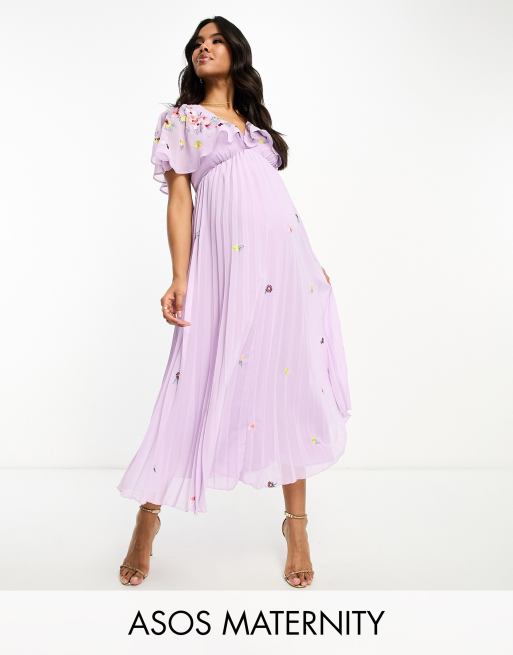 ASOS DESIGN Maternity – Liliowa plisowana sukienka midi ze zwiewnymi rękawami, dekoltem w szpic i haftowanym wzorem na całej powierzchni