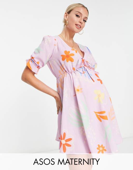 ASOS DESIGN Maternity – Liliowa wiązana z przodu sukienka mini w kwiatowy wzór z godetami