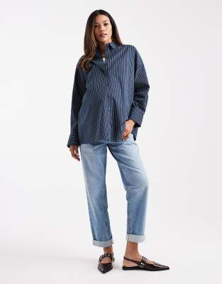 ASOS DESIGN Maternity - Locker geschnittene Mom-Jeans in blasser Waschung mit hohem Bund-Blau