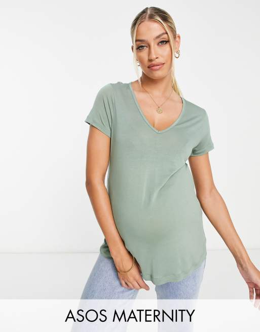 ASOS DESIGN Maternity – Locker geschnittenes T-Shirt in Grün mit V