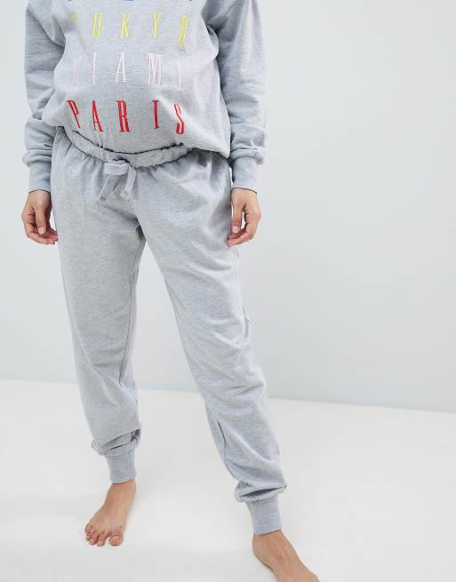 ASOS DESIGN – Maternity Lounge Multi City – Sweatshirt & jogginbyxa i oversize-modell, 3 av 3