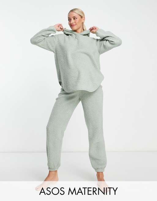 ASOS DESIGN Maternity – Lounge – Kapuzenpullover mit Teddyfell und Jogginghose in Salbeigrün im Set