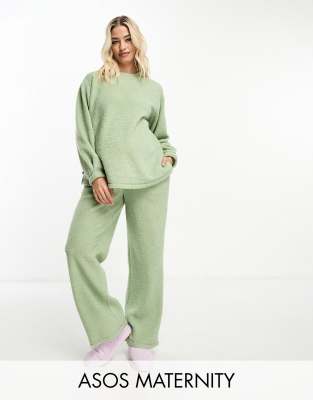 ASOS DESIGN Maternity Lounge Set aus Teddyfell in Salbeigrun bestehend aus Sweatshirt und Hose mit weitem Bein ASOS