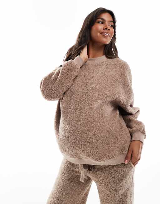 ASOS DESIGN Maternity Lounge Set bestehend aus Sweatshirt und Hose mit weitem Bein aus Teddyfell in Taupe