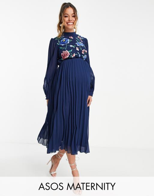 ASOS DESIGN Maternity - Marineblå højhalset skater-midikjole med broderi og plisseringer samt lange ærmer