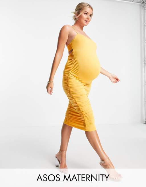 ASOS DESIGN Maternity – Marszczona sukienka midi w kolorze brzoskwiniowym z dekoltem karo i dwoma paskami na plecach