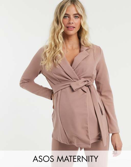 ASOS DESIGN Maternity – Pudroworóżowa marynarka z dżerseju o kopertowym kroju, 2 z 2