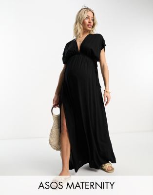 FhyzicsShops DESIGN Maternity - Maxi-strandjurk met fladdermouwen en aangerimpelde, gestrikte taille in zwart 