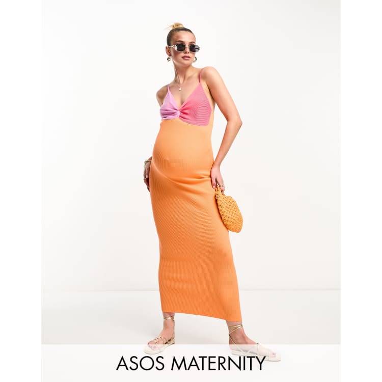 ASOS DESIGN Maternity Maxi Strickkleid mit verdrehter Vorderseite und Blockfarbendesign in Rosa und Orange ASOS