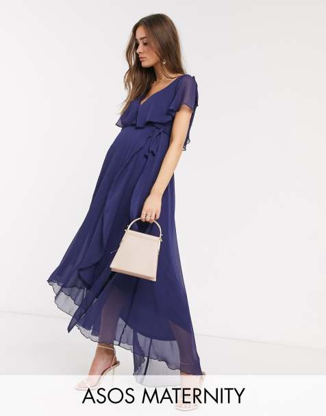 ASOS DESIGN Maternity – Maxikleid mit gebundener Schulter, geschlitzten Ärmeln, Cape-Design und nach hinten abfallendem Saum