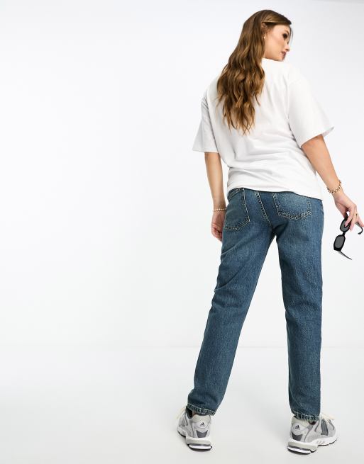 ASOS DESIGN Maternity – Mellanblå, bekväma mom jeans med smal passform, 2 av 5