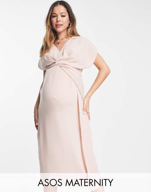 ASOS DESIGN Maternity - Midi-jurk met gedraaide en gedrapeerde voorkant in zachtroze