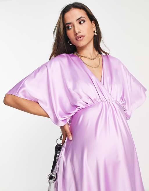 ASOS DESIGN Maternity - Midikjole med slå-om-front og flagermusærmer i lilla satin, 2 af 4