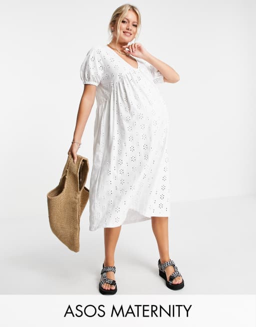ASOS DESIGN Maternity – Midikleid mit Lochstickerei, V-Ausschnitt und Empire-Naht in Weiß