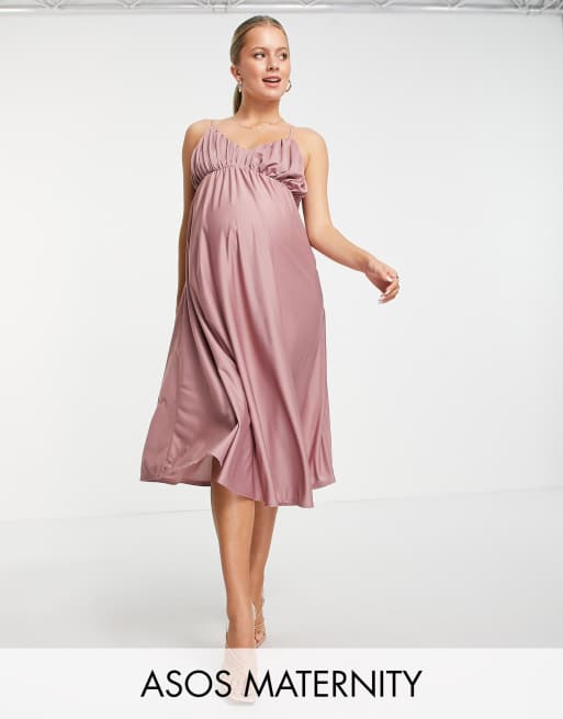 ASOS DESIGN Maternity – Midikleid mit Spaghettiträgern und geraffter Brustpartie in Rosé