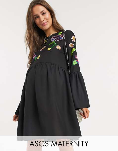 ASOS DESIGN Maternity – Mini-Hängerkleid in Schwarz mit Trompetenärmeln und Stickerei