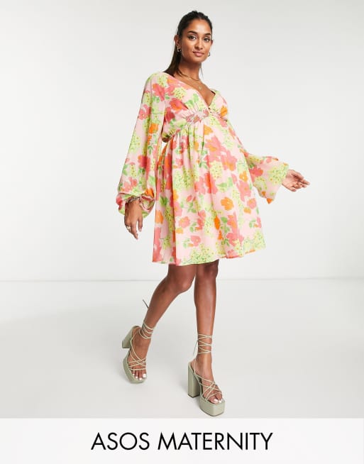ASOS DESIGN Maternity - Mini jurk met zachte, gesmokte taille en open achterkant in perzik met bloemen