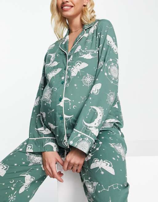 ASOS DESIGN Maternity – Modal-Pyjama aus Hemd und Hose in Salbeigrün mit Astrologie-Muster, 2 von 4