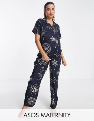 ASOS DESIGN Maternity - Modal-Pyjama in Marineblau aus Hemd und Hose mit Horoskop-Motiven