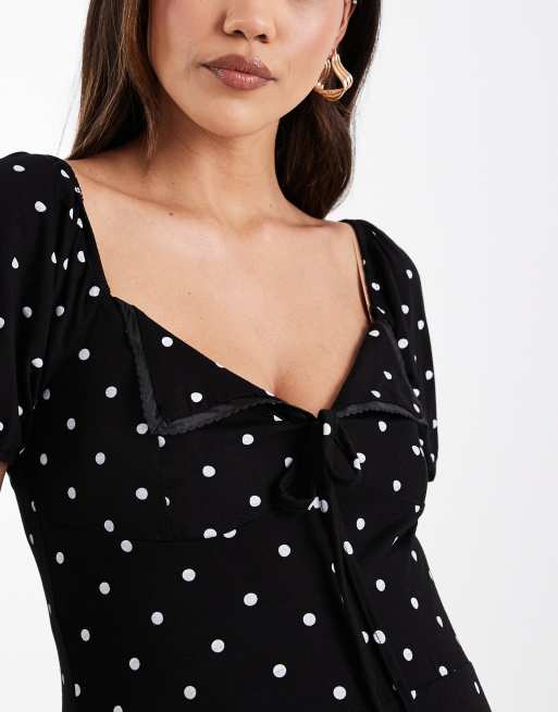 ASOS DESIGN Maternity - Monokrom prikket tea-midikjole med pufærmer samt sømdetaljer og krave med bølgekant, 4 af 4
