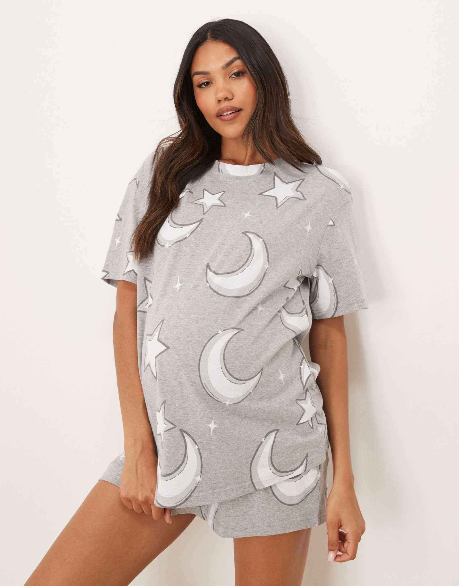  Комплект из футболки и шорт для беременных ASOS DESIGN с принтом «Луна и звезды» в сером цвете