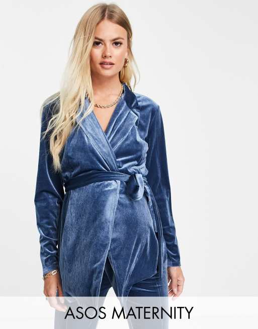 ASOS DESIGN Maternity – Niebieska aksamitna marynarka garniturowa o kopertowym kroju
