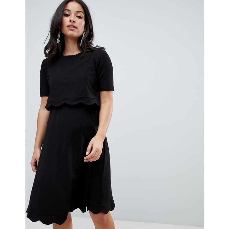 ASOS DESIGN Maternity Nursing Kurzarmliges Kleid mit Muschelsaum ASOS