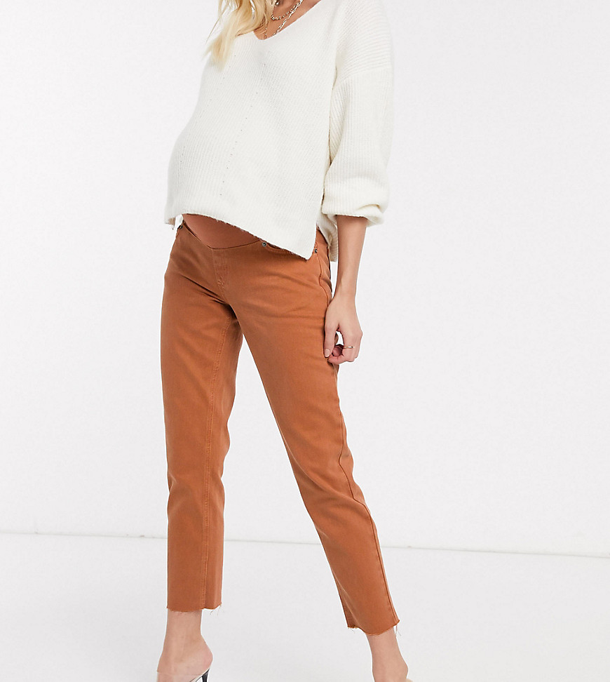 ASOS DESIGN Maternity – Original – Rostfärgade mom jeans med råskuren fåll-Röd