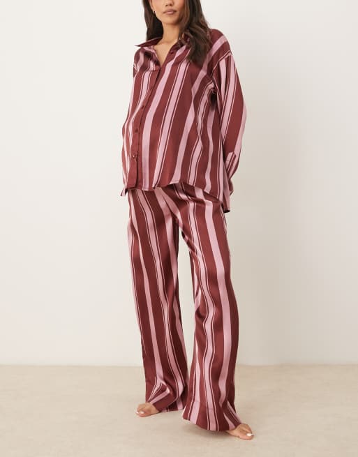 ASOS DESIGN Maternity – Oversize-Pyjama aus Satin in Burgunderrot gestreift mit Hemd und Hose