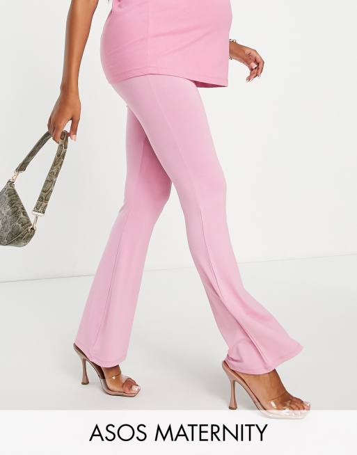 ASOS DESIGN Maternity - Pantalon évasé recouvrant le ventre - Rose