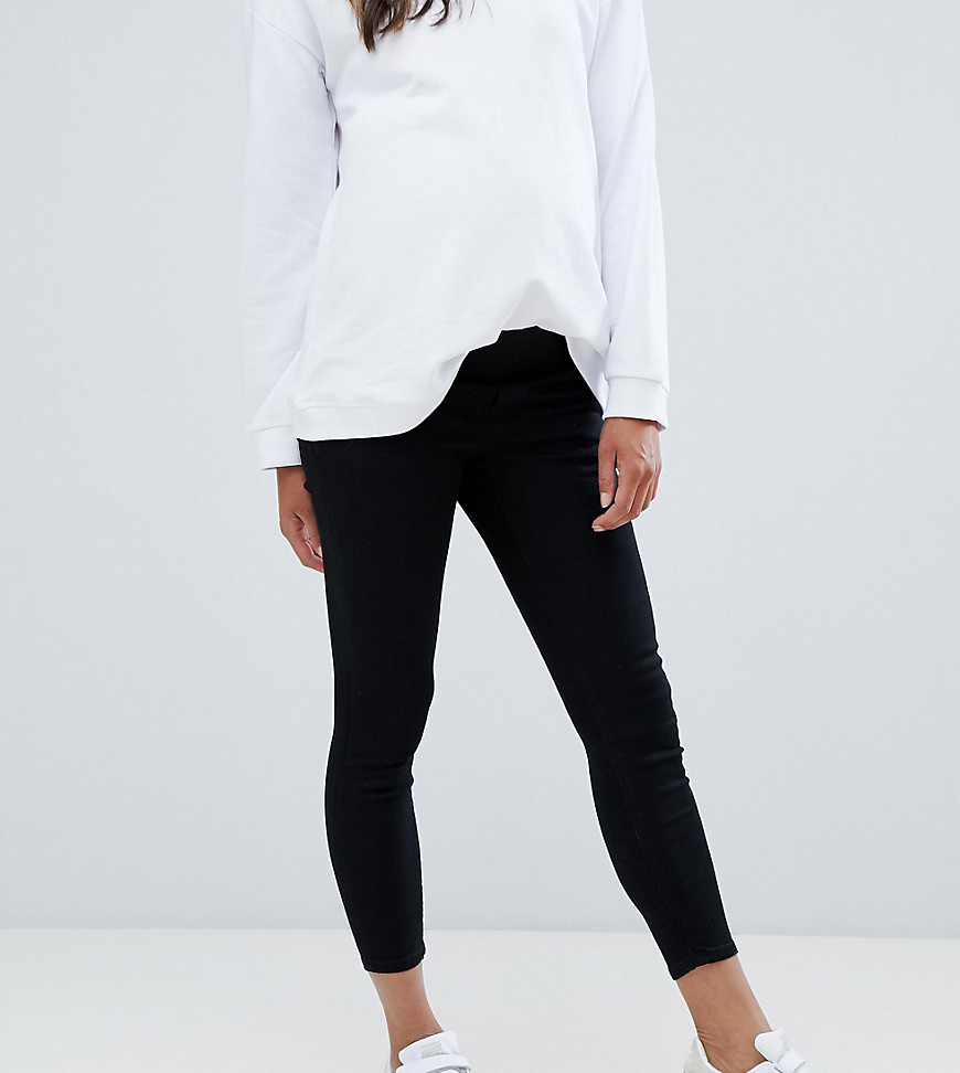 ASOS DESIGN Maternity Petite – Ridley – Enge Jeans in reinem Schwarz mit hohem Bund und Unterbauchband