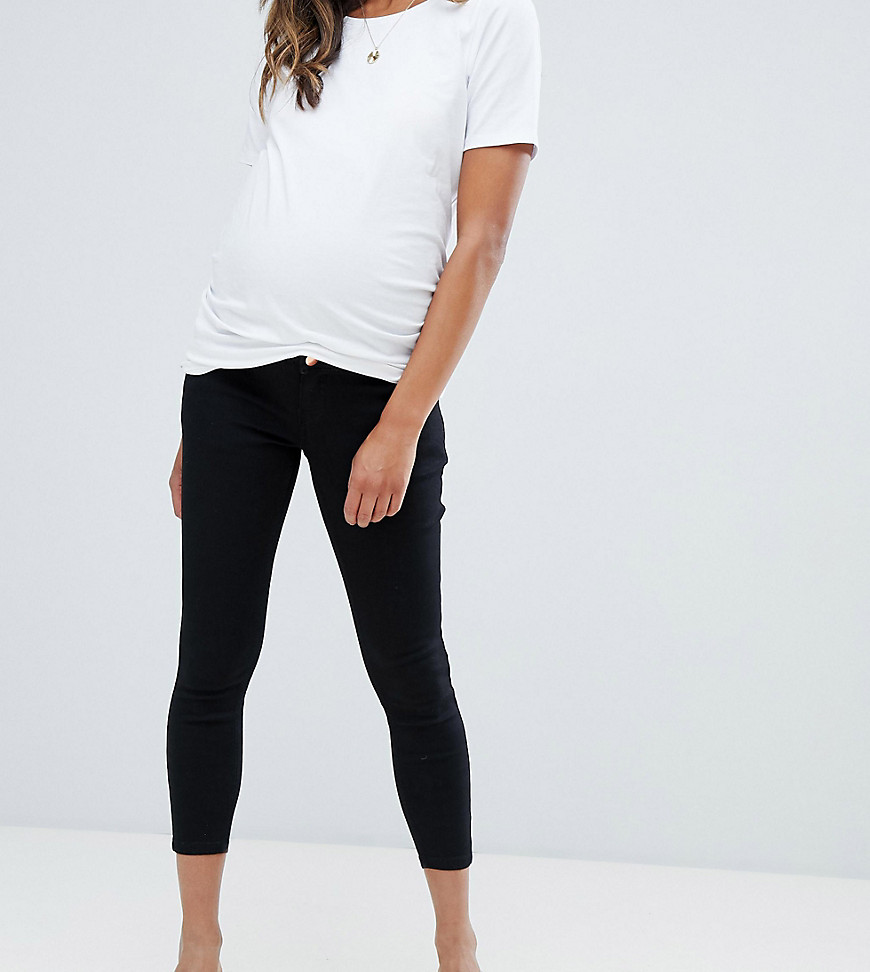 ASOS DESIGN Maternity Petite – Ridley – Enge Jeans mit hoher Taille über dem Babybauch in reinem Schwarz