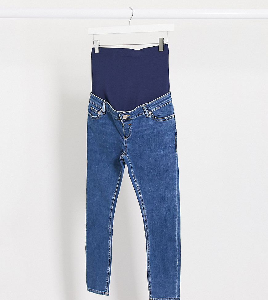 ASOS DESIGN Maternity Petite - Ridley high waist skinny jeans i klar midwash blå med taljekant over maven