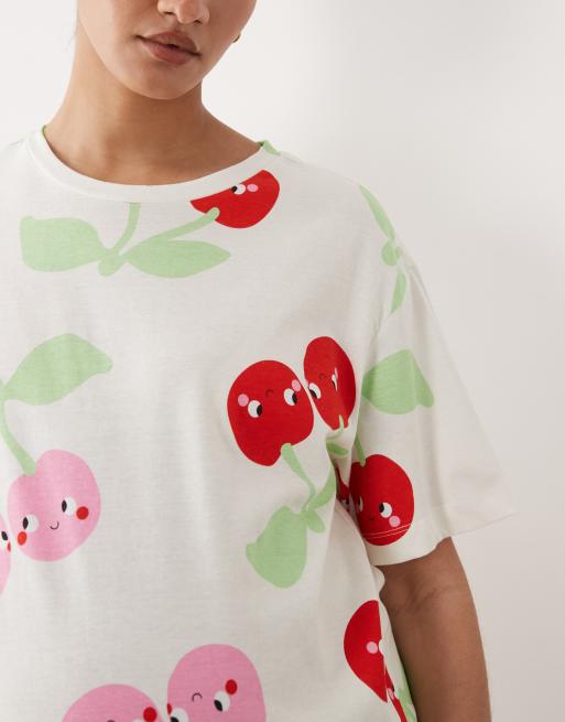 ASOS DESIGN Maternity - Pigiama con T-shirt oversize e pantaloncini con stampa di ciliegie rosse e rosa, 3 di 4