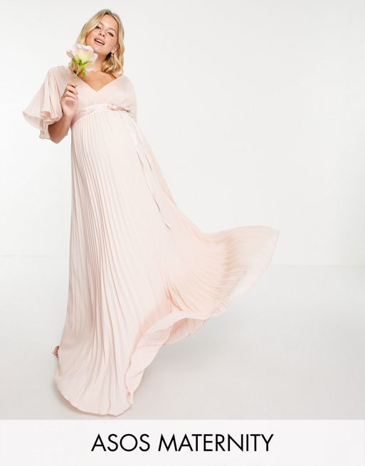 ASOS DESIGN Maternity – Plisowana sukienka maxi dla druhny z falującymi  rękawami i satynową taśmą w talii | ASOS